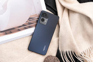 Mørkegrå Oppo-smartphone