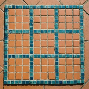 Et keramisk mosaik sudoku-gitter i terrakotta og blågrøn. — Pixel Watch 4 Wallpapers