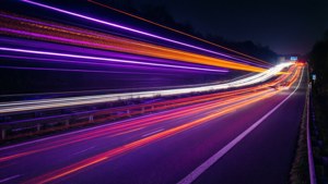 En lang eksponering af en motorvej med neonstriber og lysspor fra biler. — Neon æstetik Wallpapers
