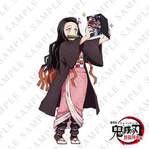Nezuko fra Demon Slayer med bog