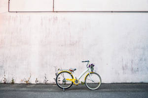 Gul bycykel nær hvid væg tapet. — Daggry Wallpapers