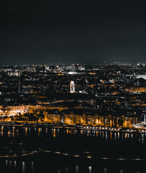 Wallpaper med klare bylys fra bygninger og skyskrabere om natten