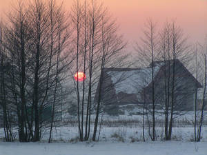 Hus i vintergry med orange sol i betagende udsigt tapet — Solopgang Wallpapers