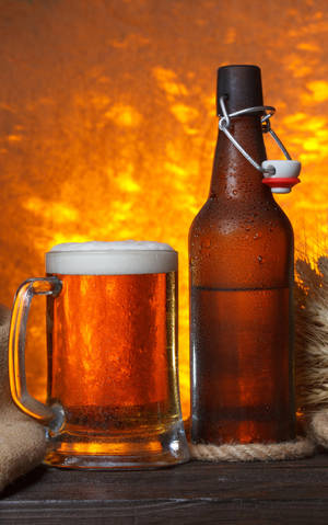 Ølflaske og krus med brown ale — Moto Pad (2026) Wallpapers