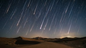 Meteorsværm over ørkenklitter under en stjerneklar nattehimmel. — Himmeludsigt Wallpapers