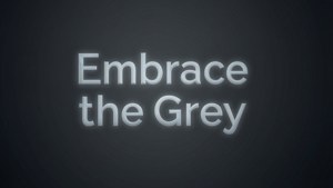 Inspirerende citat 'Omfavn det Grå' på en mørkegrå gradient. — Grå æstetik Wallpapers