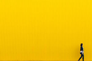 Omfavn modet - Pige mod gul væg — Minimalistisk æstetik Wallpapers