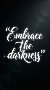 Typografisk tapet med citatet 'Omfavn mørket' i elegant skrift. — Sort æstetisk GIF Wallpapers