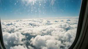 Luftfoto fra fly af blå himmel over og hvide skyer under. — Himmeludsigt Wallpapers