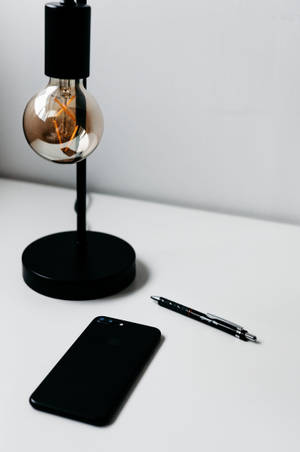 iPhone skrivebord med lampe — Xiaomi Pad 8 Pro Wallpapers
