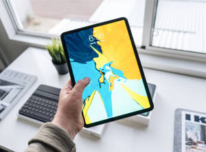 Person, der holder Apple iPad Pro — iPad Mini Wallpapers