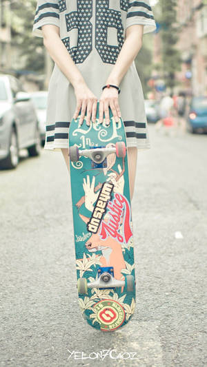 Pige med skateboard halvkropsbillede til iPhone — Cool iPhone Wallpapers