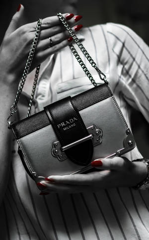 Prada kvinde med røde negle tapet. — RedMagic Astra 2 Wallpapers
