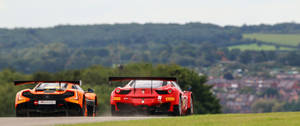 Racerbiler Ferrari og McLaren på vejen tapet.