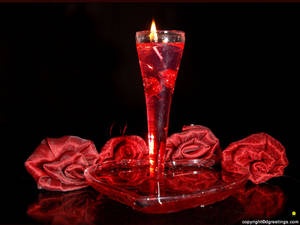 Røde roser lavet af stof, der omgiver et højt rødt lys i glas til Valentinsdags-date dekoration. — 4:3 Wallpapers