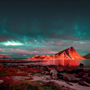Wallpaper med rødt bjerg og solnedgangsrefleksion