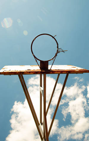 Nærbillede tapet af rusten basketballkurv under blå himmel — Galaxy Tab S10 Ultra Wallpapers