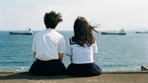 Taku og Rikako sidder på skolens tag med udsigt over havet i Ocean Waves. — Havbølger Wallpapers