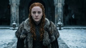 Sansa Stark står alene i Winterfells sneklædte gårdhave