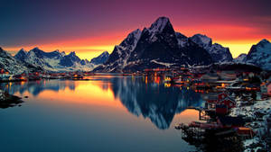Scenisk kystlandsby baggrund — 1366x768 Wallpapers