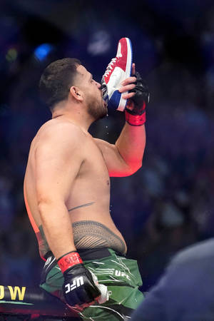 Sidefoto Af Tai Tuivasa Drikker Af Sko — Huawei MatePad Edge Wallpapers