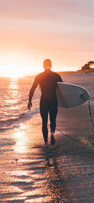 Silhuet af mand med surfbræt — Xiaomi 17 Pro Max Wallpapers