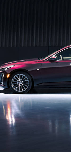 Skinnende rød Cadillac fra iPhone tapet — iPhone 15 Pro Wallpapers