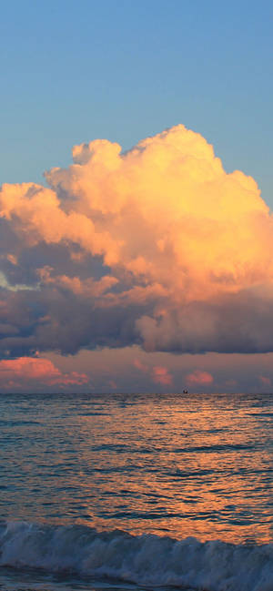 Skyet solnedgang over havet — Solnedgangshimmel Wallpapers