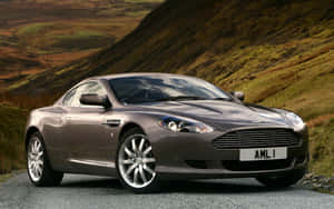 Slank Aston Martin DB9 på åben vej — MacBook Pro 13 Wallpapers