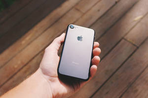 person holder en jet sort iPhone 7 — iPhone 8 Wallpapers
