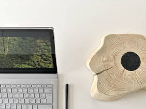 hvid og sort bærbar computer — Surface Wallpapers