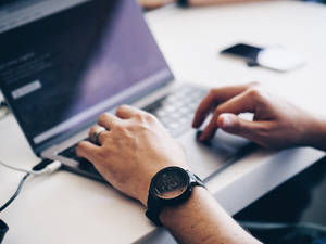 mand der skriver på tastatur — MacBook Pro Wallpapers