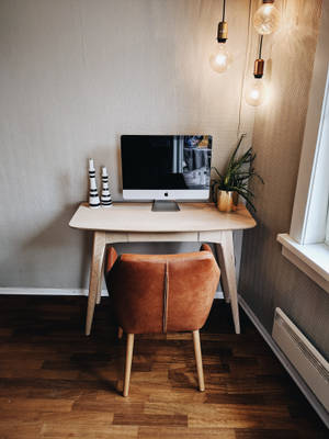 Sleek Aesthetic Mac setup med varm belysning