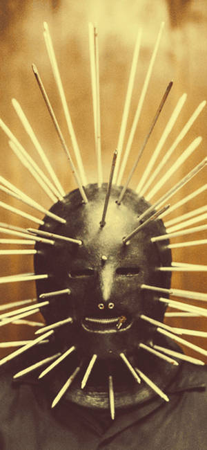 Slipknot Craig Jones tæt på baggrund — iPhone 16 Pro Wallpapers