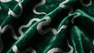 Mørkegrøn fløjl med sølv slangemønstre til en luksuriøs Slytherin æstetik tapet. — Slytherin æstetik Wallpapers