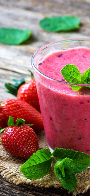Smoothie med jordbær og blad tapet — iPhone 18 Pro Max Wallpapers