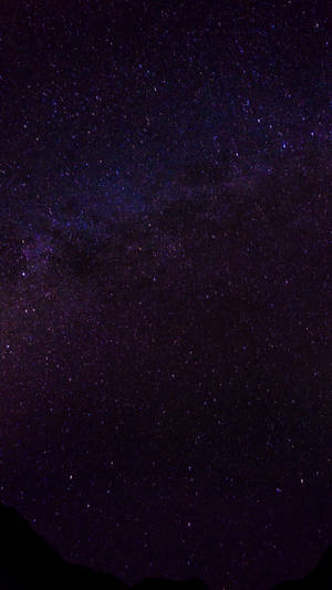 En forbløffende HD-mobilbaggrund af en mørkelilla galakse fyldt med utallige små, klart funklende stjerner — Samsung Galaxy S20 Wallpapers