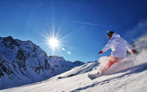 Snowboarder svæver højt over et snedækket bjerg — MacBook Air M1 Wallpapers