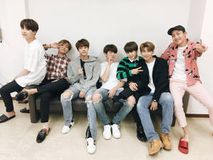 Sød BTS der poserer backstage