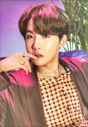 Sød BTS J-Hope i brun top