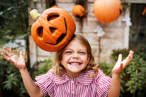 Baggrundsbillede med sødt Halloween-græskar på pigens hoved. — Sød Halloween Wallpapers