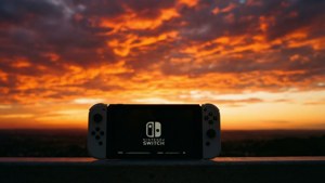 En mørk silhuet af en Nintendo Switch mod en dramatisk solnedgang wallpaper