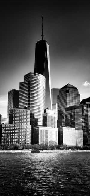 Sort-hvidt fotografi af Freedom Tower — Vivo X300 E Wallpapers