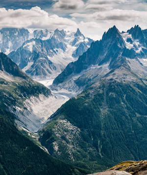 Luftfoto af bjerge under den skyede himmel tapet — Galaxy Z Fold Wallpapers
