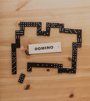 Spor af sorte dominobrikker-baggrund — Oppo Find N Wallpapers
