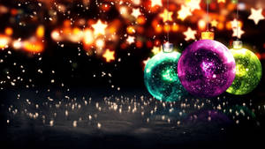 Stjerneklar farverige julekugler tapet — Studio Display Wallpapers