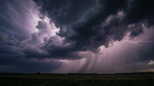 Dramatiske stormskyer med lyn over en mark. — Himmeludsigt Wallpapers