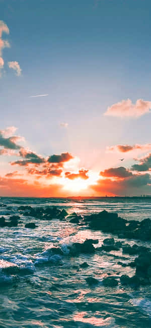 Strålende solnedgangssky over et roligt hav — Galaxy A Wallpapers