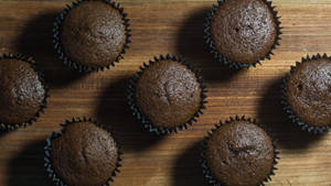 Syv sorte muffins tapet — Studio Display Wallpapers