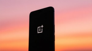 OnePlus-smartphone-silhuet foran en solnedgangsgradient. — OnePlus Wallpapers